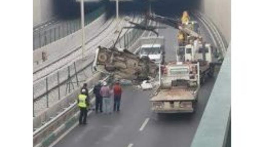 Minibüs Köprüden Uçtu: 1 Yaralı