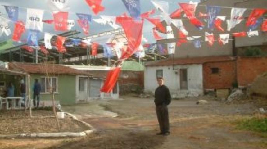 Bah&ccedil;esini Parti Bayraklarıyla S&uuml;sledi