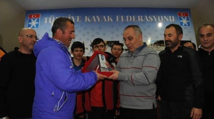 Erzurum'dan &Ouml;zer Ayık'a Tam Destek