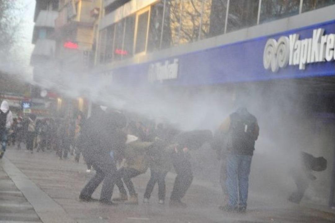 Kızılay'da İzinsiz G&ouml;steriye Polis M&uuml;dahalesi