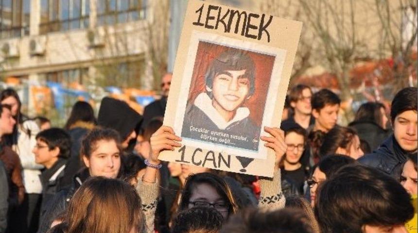 L&uuml;leburgaz Berkin Elvan İ&ccedil;in Ayakta