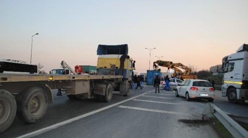 Beylikd&uuml;z&uuml;&rsquo;nde İki Tır &Ccedil;arpıştı: 1 Yaralı