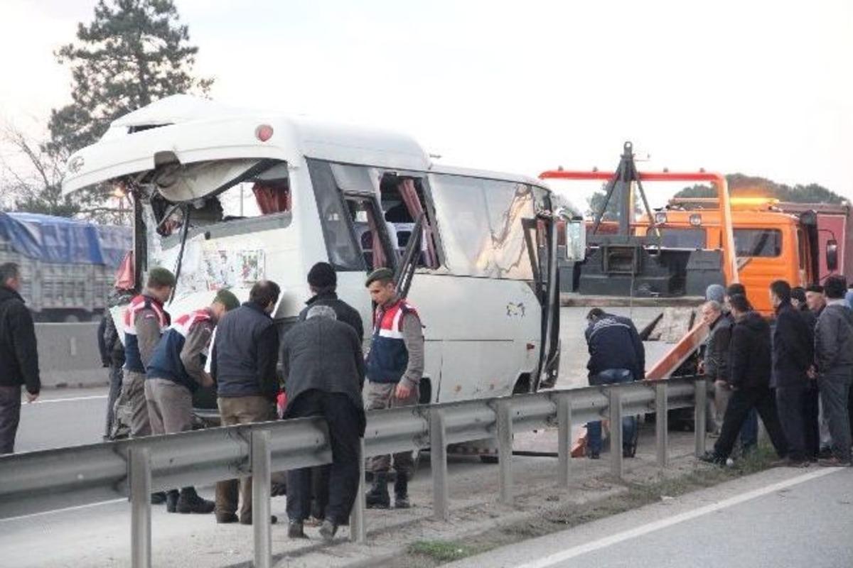 Kamyon Yolcu Minib&uuml;s&uuml;ne &Ccedil;arptı: 10 Yaralı