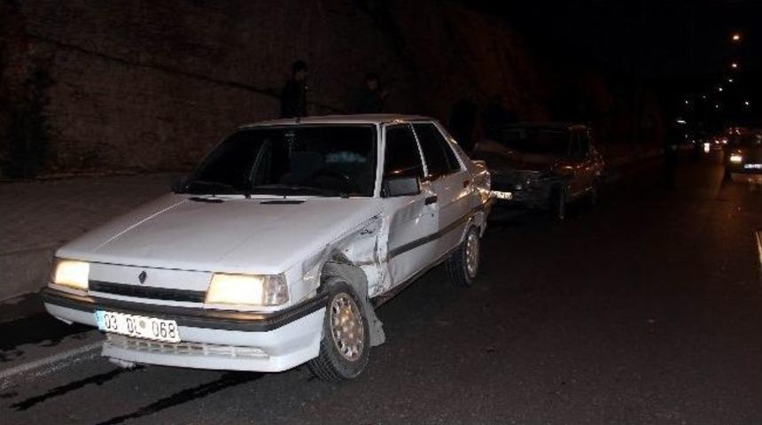 Direksiyon Hakimiyetini Kaybeden Otomobil &Ouml;ndeki Araca Ardından Kaldırıma &Ccedil;arptı: 2 Yaralı