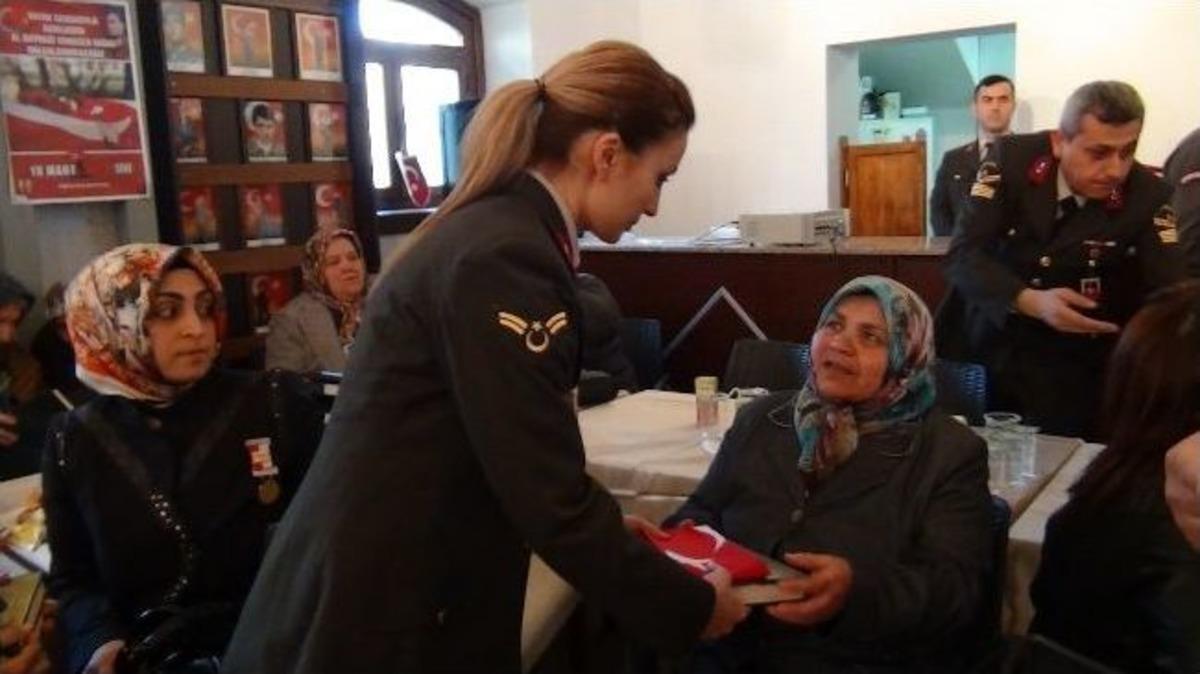 Jandarma Kur'an-ı Kerim Ve Bayrak Dağıttı