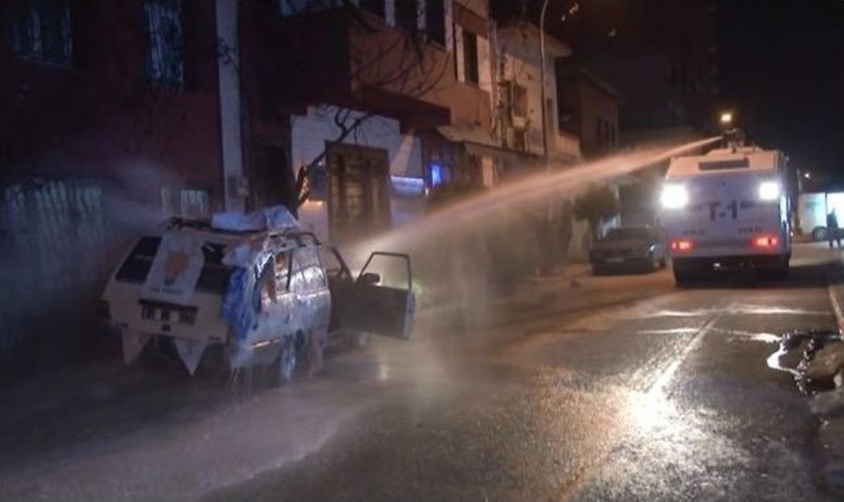 Ateşe Verilen Ak Parti Aracını Toma S&ouml;nd&uuml;rd&uuml;