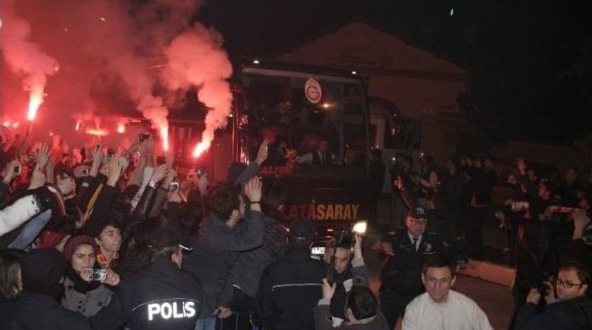 Galatasaray&rsquo;a Karab&uuml;k'te Coşkulu Karşılama