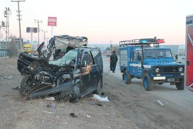 Kontrolünü Kaybeden Minibüs Tır'a Çarptı: 3 Ölü