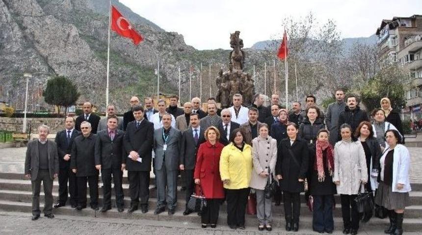 Amasya&rsquo;da Doktorlar Anıta &Ccedil;elenk Sundu