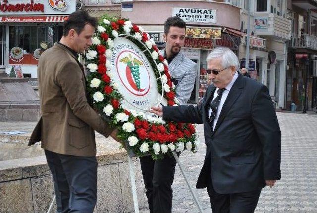 Amasya’da Doktorlar Anıta Çelenk Sundu