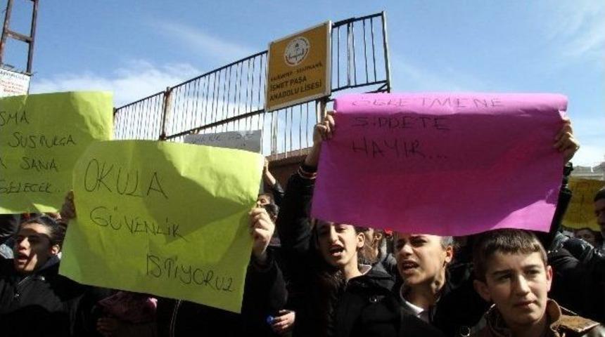&Ouml;ğretmenleri Bı&ccedil;aklanan &Ouml;ğrenciler Eylem Yaptı