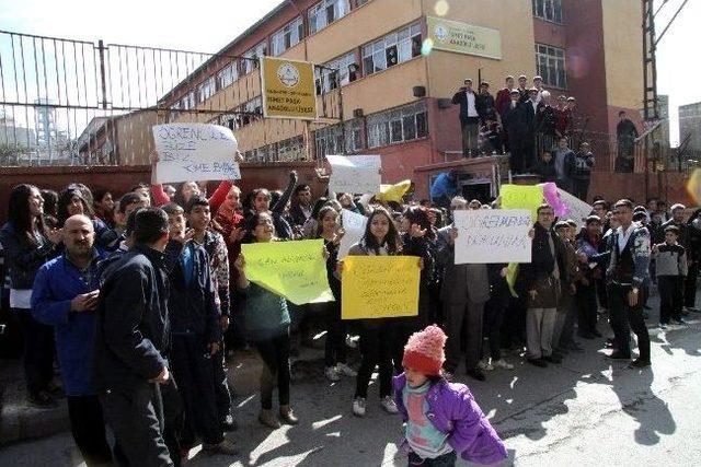 Öğretmenleri Bıçaklanan Öğrenciler Eylem Yaptı