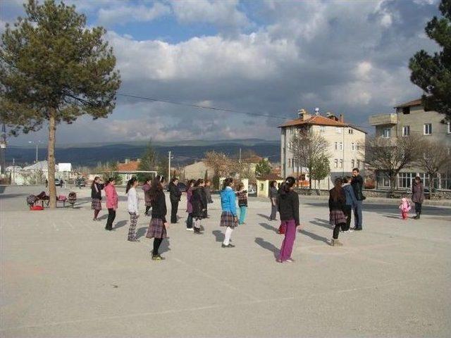 Ücretli Öğretmenden Ücretsiz Folklor Kursu