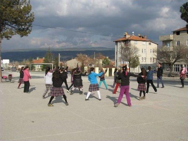 Ücretli Öğretmenden Ücretsiz Folklor Kursu