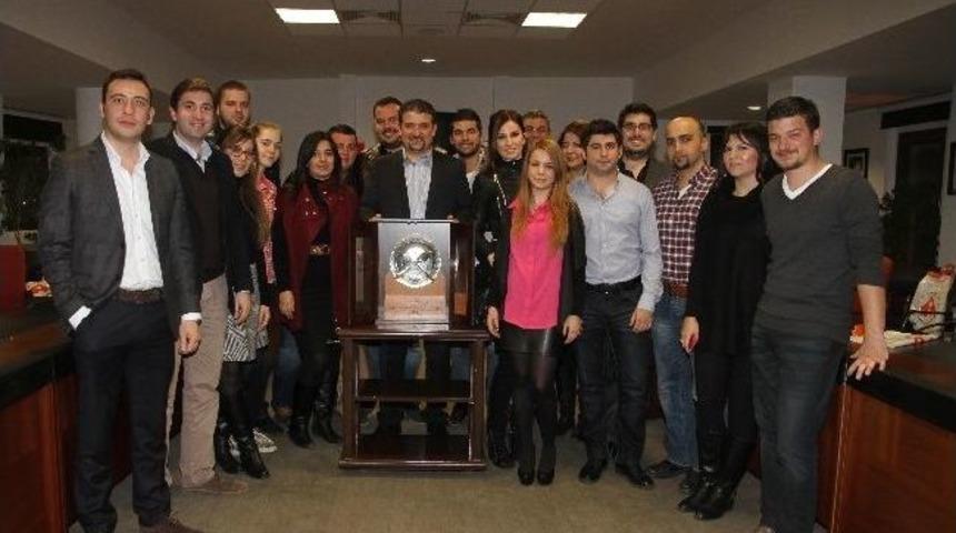 İzmir Ekonomili Mezunlar Başarıya Giden Yolda Buluştu