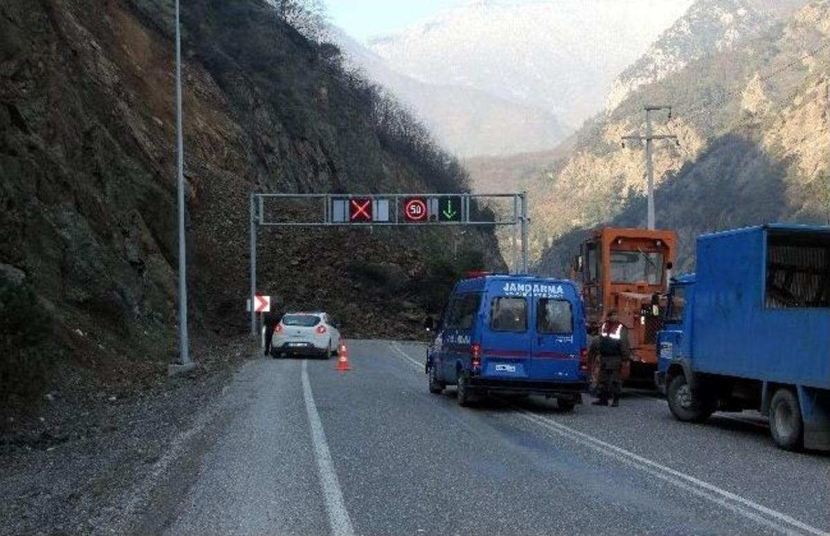 Karab&uuml;k Yenice Yolunda Heyelan