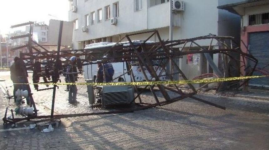 Midib&uuml;s&uuml;n &Ccedil;arptığı Trafo Direği Yola Devrildi