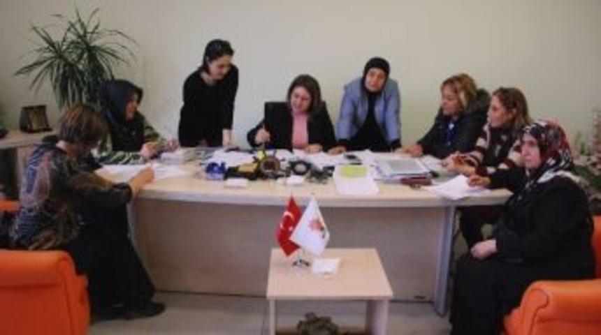 Ak Partili Kadınlar Mitinge Hazır