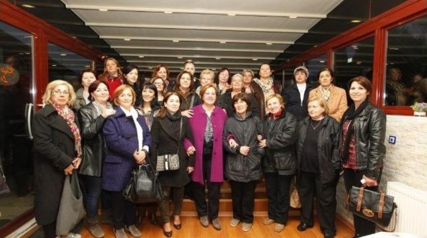 Konak'ta Pektaş'la Gelen Kadın Dayanışması