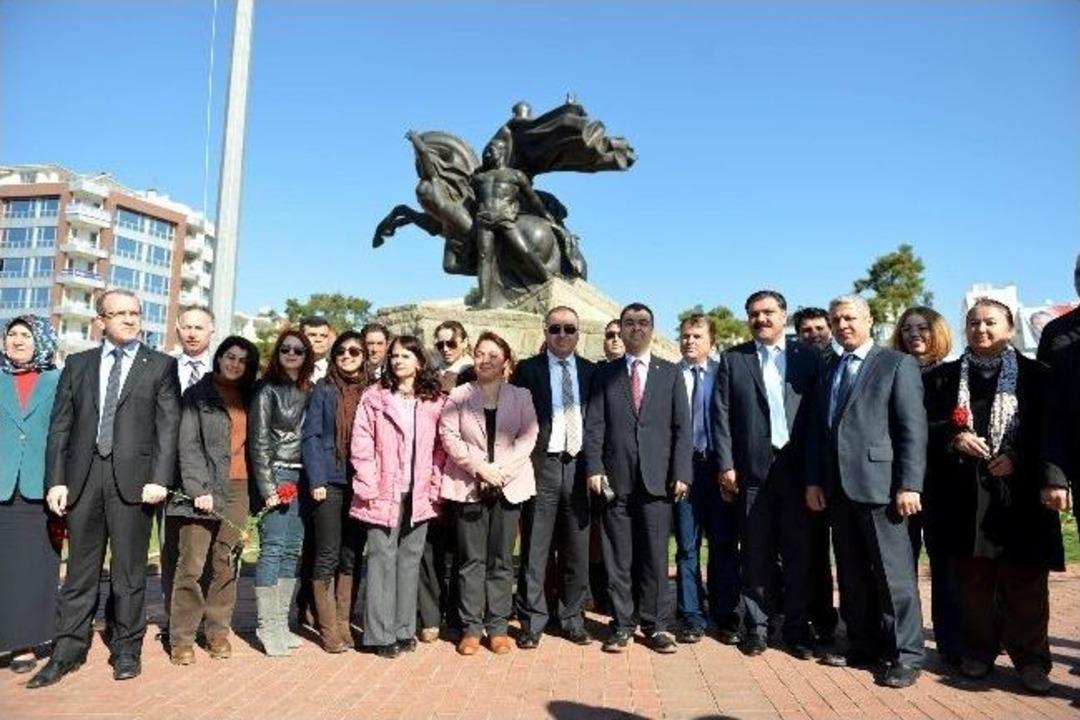 Antalya'da 14 Mart Tıp Bayramı Kutlamaları Renkli Ge&ccedil;ti