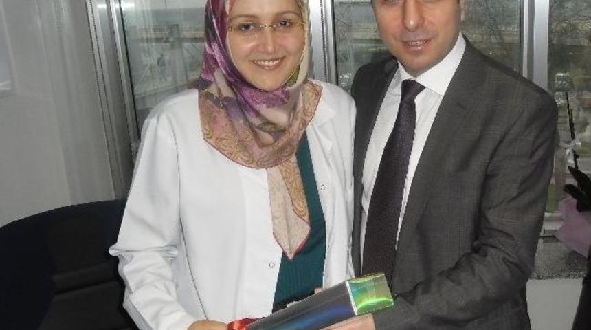 &Ouml;zel İmperial Hastanesi'nde Tıp Bayramı'nda Doktorlara Kırmızı G&uuml;l