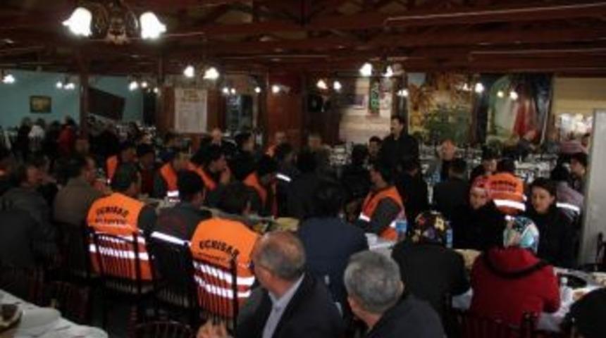 U&ccedil;hisar Belediye Başkanı Osman S&uuml;sl&uuml;, Belediye &Ccedil;alışanları İle Yemekte Buluştu