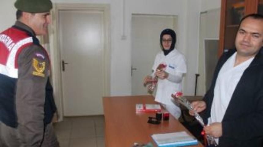 Acil Servis &Ccedil;alışanlarına Jandarma Jesti