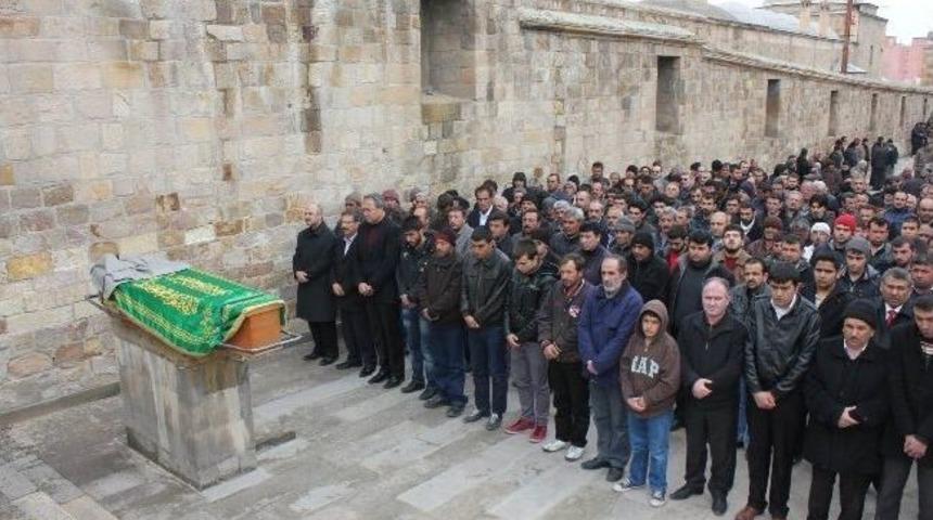 Ge&ccedil;irdği Kalp Krizi Sonucu Yaşamını Yitiren Belediye Personeli Toprağa Verildi