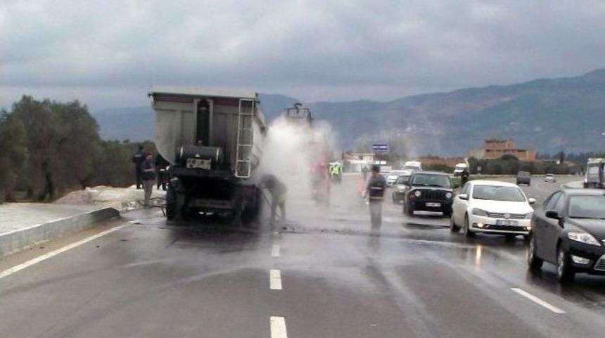 Seyir Halindeyken Lastiği Alev Alan Tır Yandı