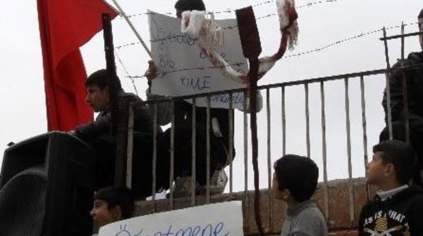 &Ouml;ğretmenlerin Bı&ccedil;aklandığı Okulda Basın A&ccedil;ıklaması