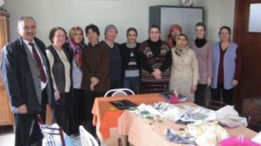 Burhaniye&rsquo;de Kadınlar Salon Takımları Dikimine Başladı