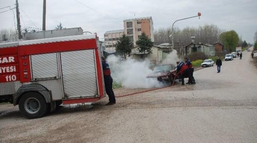 Niksar&rsquo;da Seyir Halindeki Otomobil Alev Aldı