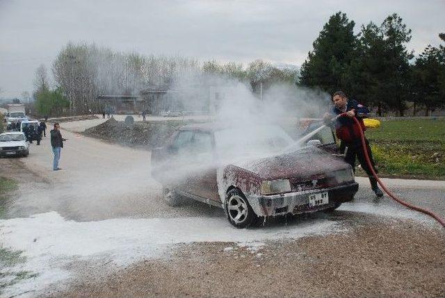 Niksar&rsquo;da Seyir Halindeki Otomobil Alev Aldı 1