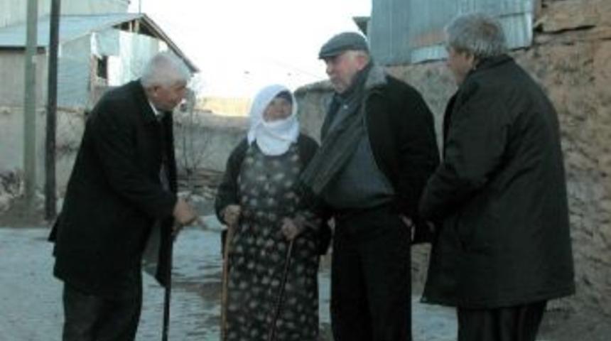 Başkan Adayından Yaşlılara Baston Hediyesi