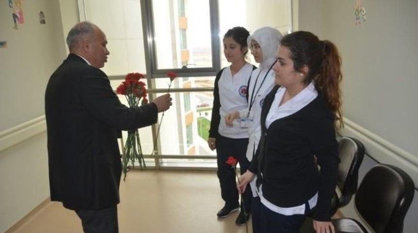 Başkan Adayı &Ccedil;alışkan'dan Sağlık &Ccedil;alışanlarına Karanfil