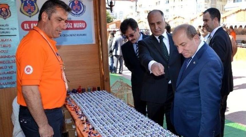 Vali &Ouml;zt&uuml;rk, H&uuml;k&uuml;ml&uuml; Ve Tutukluların El Sanatları Sergisini Gezdi