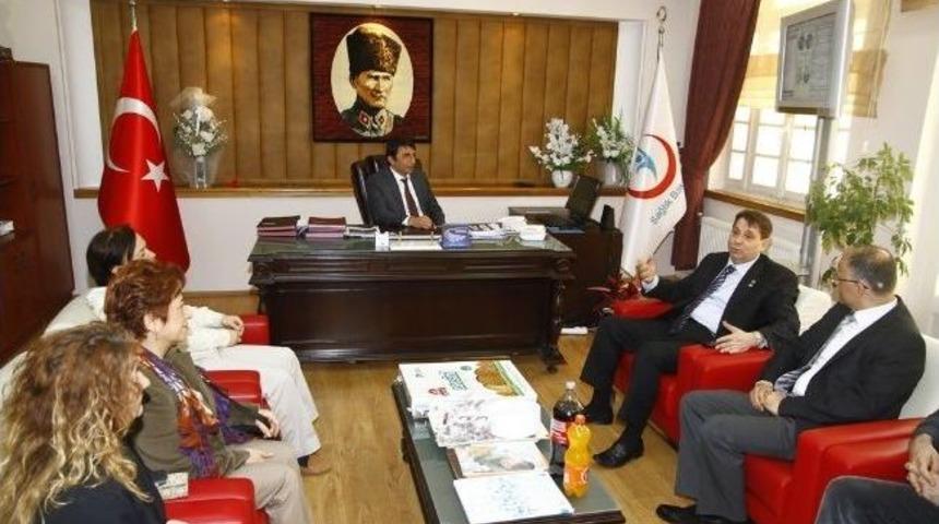 Başkan Tartan, Sağlık &Ccedil;alışanlarına Mevsim &Ccedil;i&ccedil;ekleri Armağan Etti