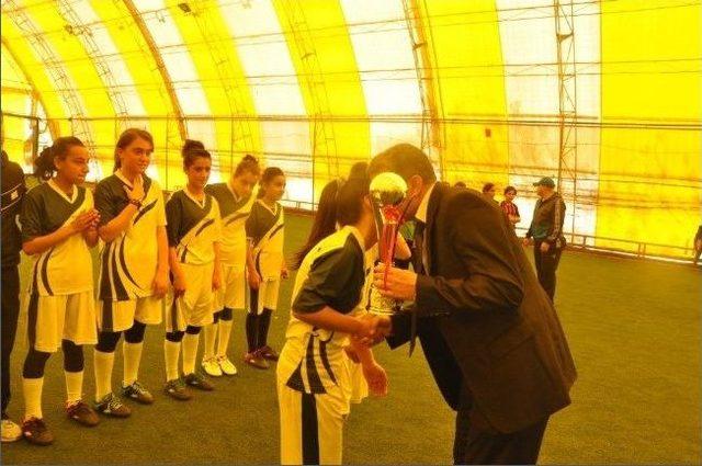 Süleyman Demirel Kız Futbol Takımı İl Birincisi Oldu