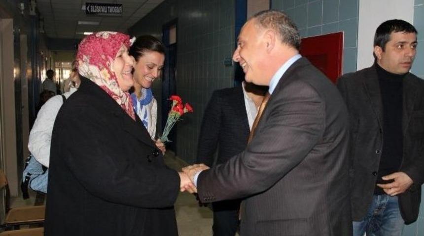 Yorulmaz, Sağlık &Ccedil;alışanlarının Tıp Bayramını Kutladı