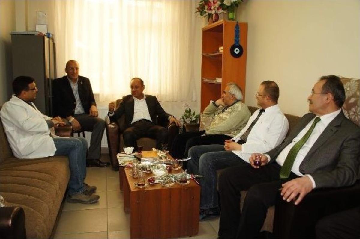 Tahsin Babaş&rsquo;tan Sağlık&ccedil;ılara Pastalı Kutlama