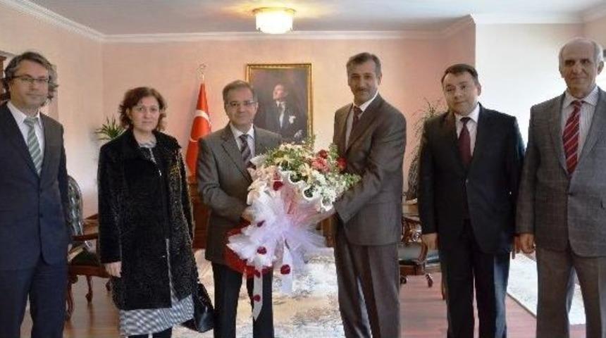 Tıp Bayramı&rsquo;nda, Sağlık &Ccedil;alışanlarından Vali Tapsız&rsquo;a Ziyaret