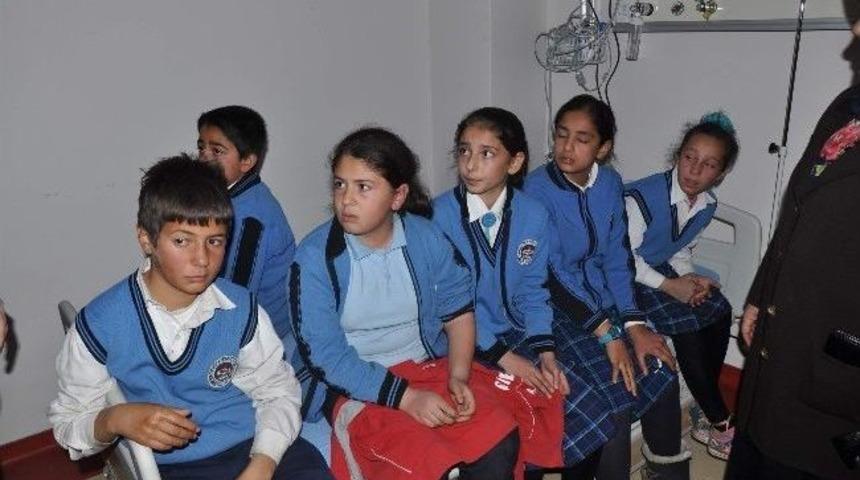 &Ouml;ğrenci Servisi Kamyonla &Ccedil;arpıştı: 9 Yaralı
