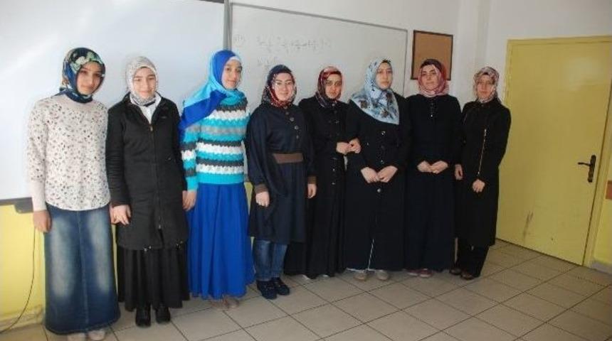 &Uuml;niversiteli &Ouml;ğretmen Adayları İlkokul &Ouml;ğrencilerine Ders Veriyor