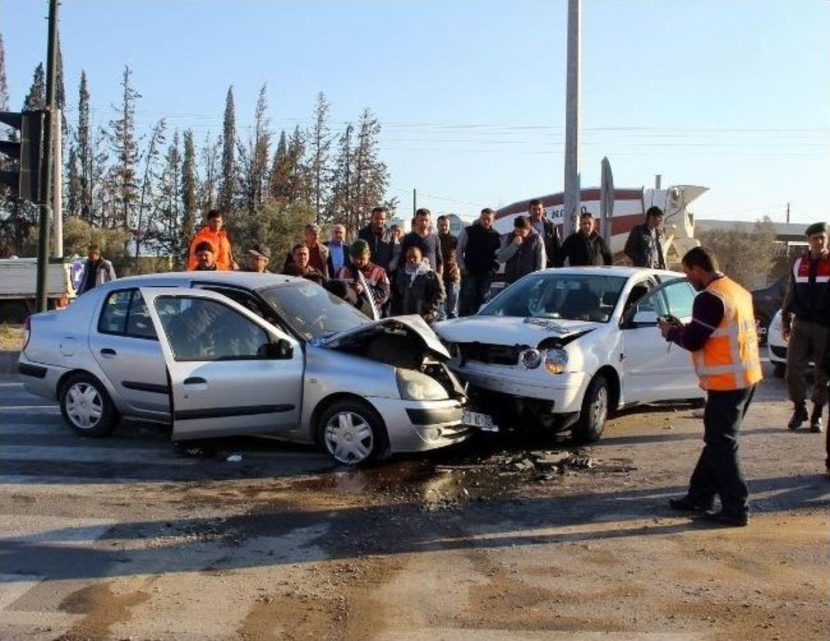 Otomobil Yolun Karşısındaki Araca &Ccedil;arptı: 2 Yaralı