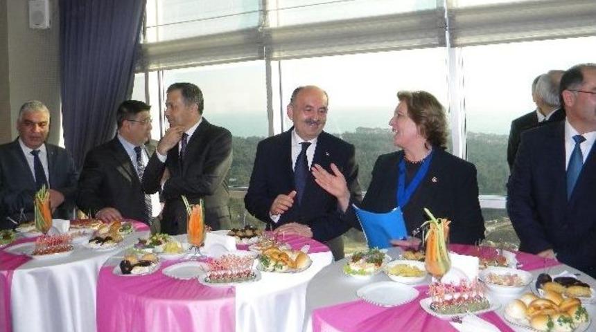 Bakan M&uuml;ezzinoğlu, Sağlık &Ccedil;alışanlarıyla Buluştu