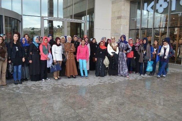 Kursiyer Kadınlar Piazza Avm'yi Gezdi