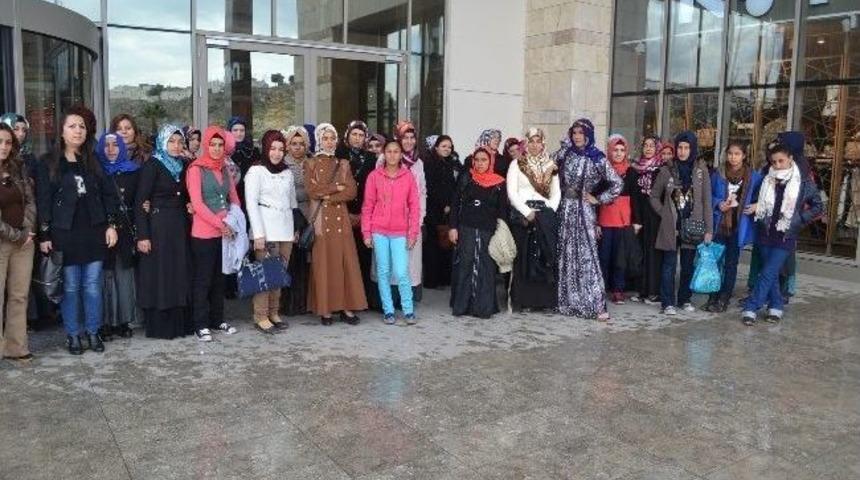 Kursiyer Kadınlar Piazza Avm'yi Gezdi