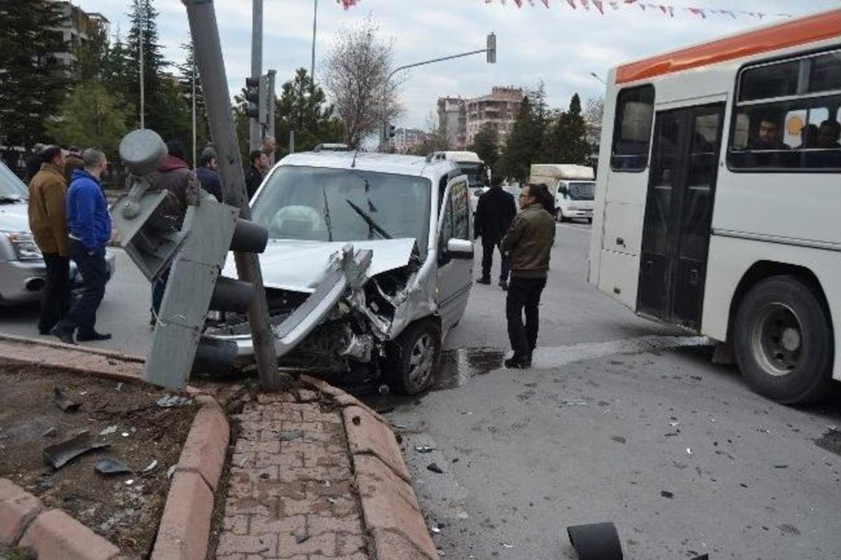Kayseri'de 2 Otomobil &Ccedil;arpıştı: 2 Yaralı