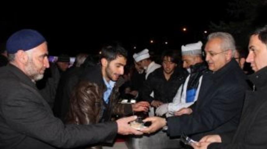 Başsoy Deprem Şehitleri İ&ccedil;in Helva İkramında Bulundu