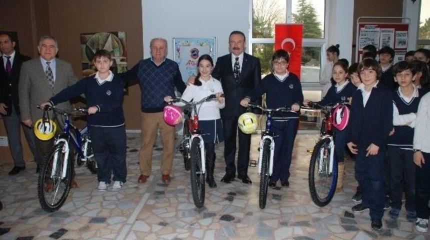 İzmit Belediyesi Bisiklet Dağıtmaya Devam Ediyor